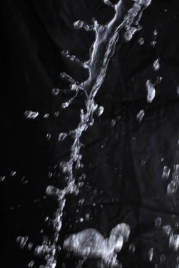 Siyah arkaplanda su sıçraması