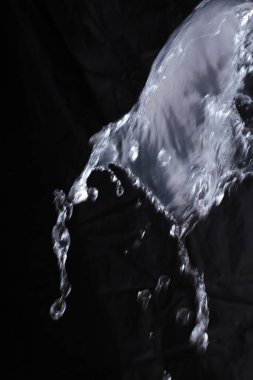 Siyah arkaplanda su sıçraması