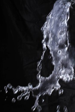 Siyah arkaplanda su sıçraması