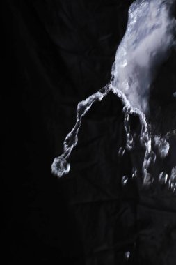 Koyu arkaplanda su damlaları olan buz küpleri