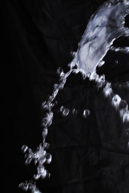 Siyah arkaplanda su sıçraması