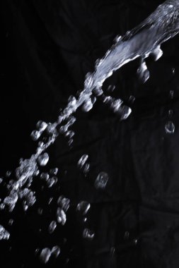 Su damlalı buz küpleri