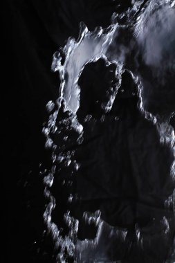 Siyah arkaplanda su sıçraması