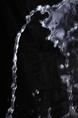 Siyah arkaplanda su sıçraması