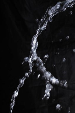 Siyah arkaplanda su sıçraması
