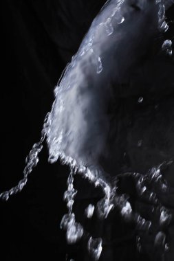 Siyah arkaplanda su sıçraması