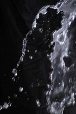 su sıçramalarına siyah zemin