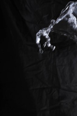 Siyah arka planda beyaz boya. siyah doku.