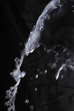Siyah arkaplanda su sıçraması