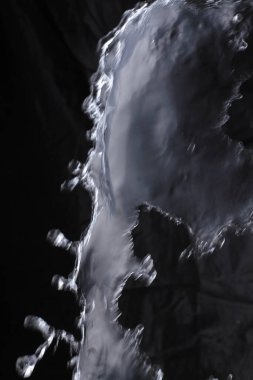 Siyah arka planda bir damla su. makro.