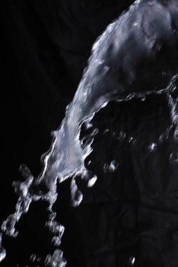 Siyah arkaplanda su sıçraması