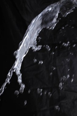 Siyah arkaplanda su damlası