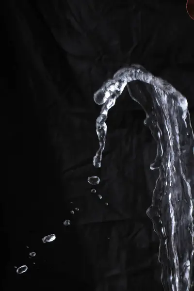 Plons Water Een Zwarte Achtergrond — Stockfoto