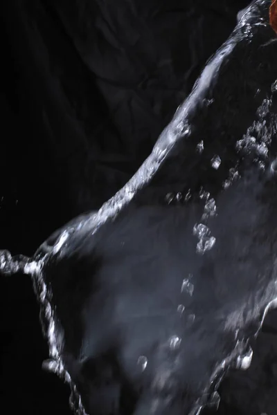Siyah Arkaplanda Bir Buz Damlası — Stok fotoğraf