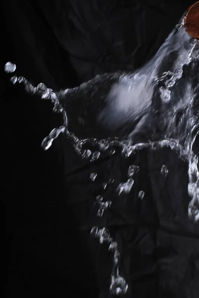 Salpicadura Agua Negra Con Chorrito Agua —  Fotos de Stock
