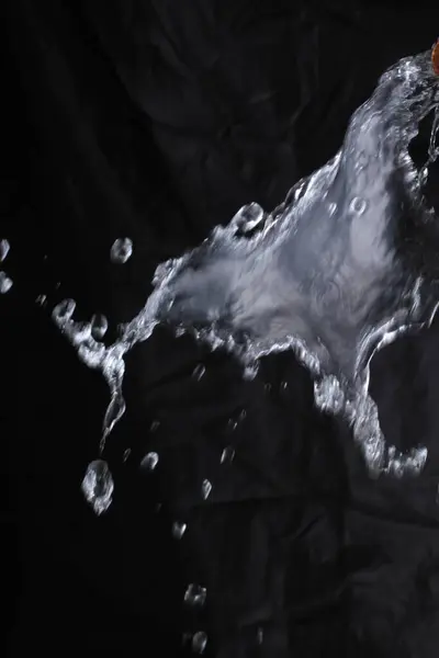 Spetterend Water Zwarte Achtergrond — Stockfoto