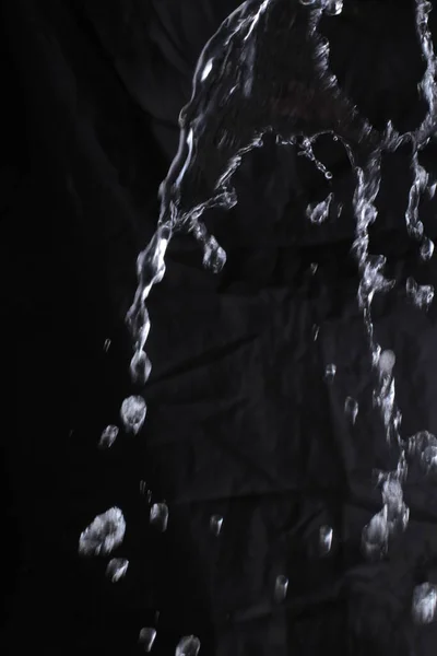 Water Spatten Met Luchtbellen Zwarte Achtergrond — Stockfoto