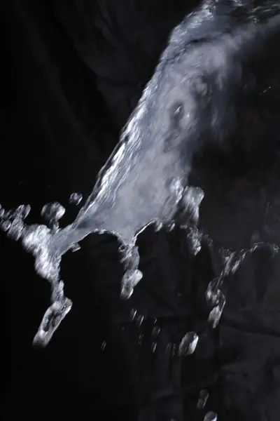 Сплеск Води Ізольовано Чорному Тлі — стокове фото