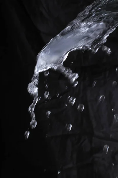 Абстрактне Падіння Води Чорному Тлі — стокове фото