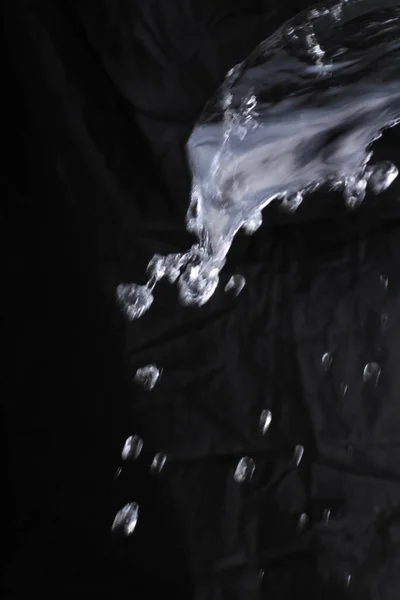 Siyah Arkaplanda Sıçraması — Stok fotoğraf