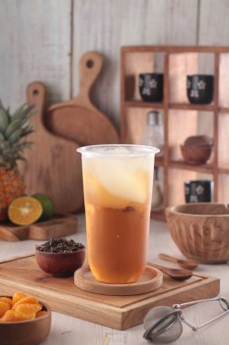 Limonlu ve sütlü buzlu çay