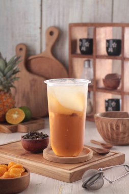 Tahta masada bir bardak çayla bir fincan çay.