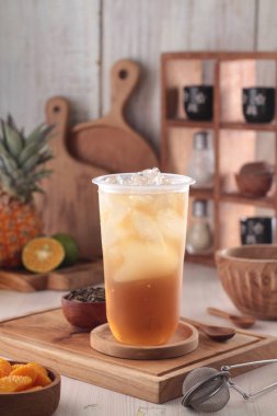 Bir bardak limonlu çay ve bir bardak su.