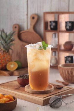 Ballı ve buzlu çay.