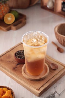 Tahta masada buzlu çay ve süt.