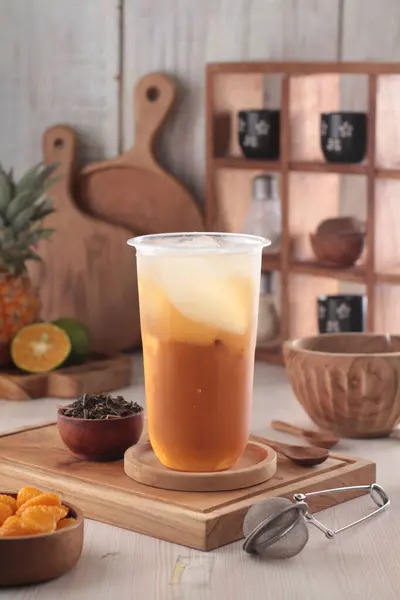 新鮮なオレンジジュースのグラス — ストック写真