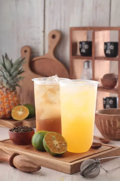 Eine Großaufnahme Eines Köstlichen Cocktails Mit Zitrone Und Eis — Stockfoto