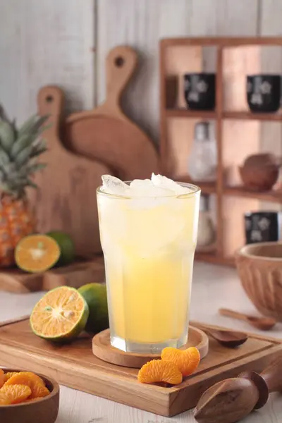 Glas Orangensaft Mit Eiswürfeln Und Stroh Auf Holztisch — Stockfoto