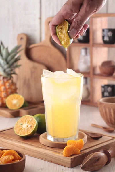 レモンとアイスキューブのオレンジジュース — ストック写真
