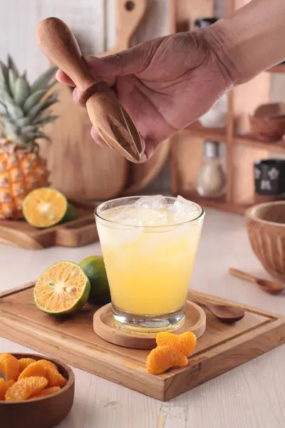 パイナップルジュースとオレンジ — ストック写真