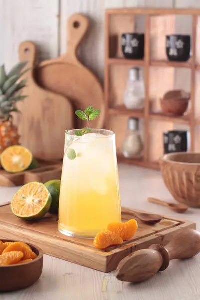 新鮮なフルーツとオレンジ ジュースのガラス — ストック写真