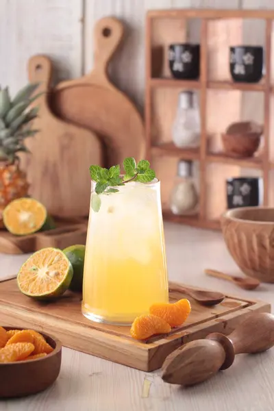 ミントとシナモンの新鮮なオレンジジュース — ストック写真