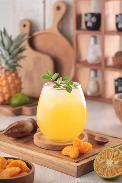 テーブルの上においしいパイナップルジュースのグラス — ストック写真