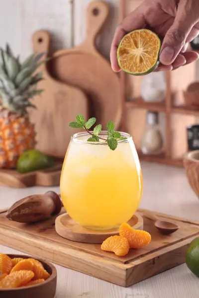 木のテーブルのガラスのパイナップル ジュース クローズアップ — ストック写真