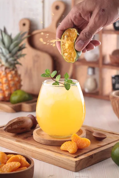 木製の背景にオレンジジュースのガラス — ストック写真