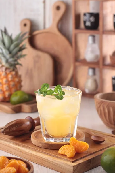 Ananas Cocktailgetränk Mit Frischer Minze — Stockfoto