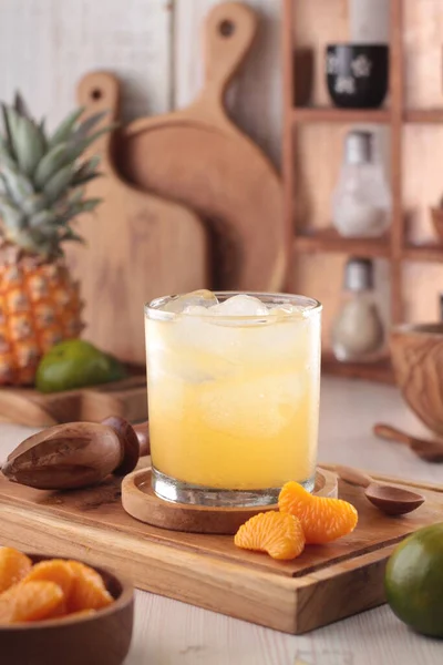 パイナップルジュースと新鮮なフルーツ — ストック写真