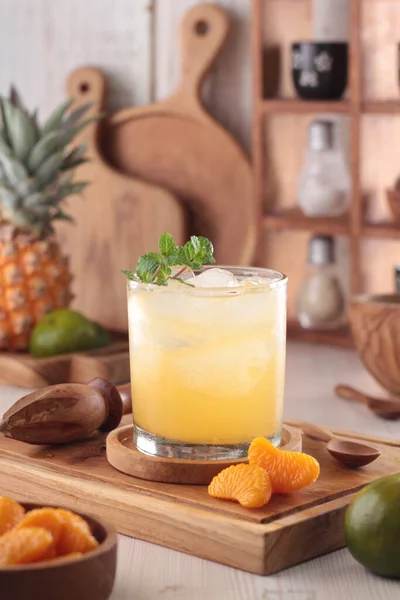 オレンジとミントの新鮮なジュース — ストック写真