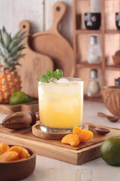 木の背景にアイスとレモンが付いた新鮮なオレンジジュースのグラス — ストック写真