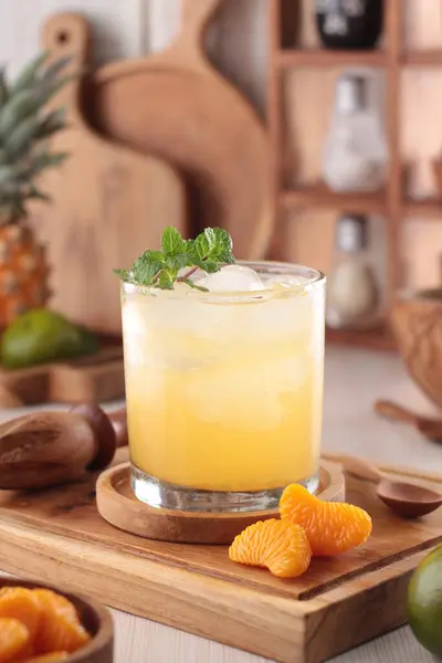 レモンとミントのパイナップルとジュース — ストック写真