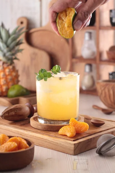 木の板にオレンジ ジュースのガラス — ストック写真