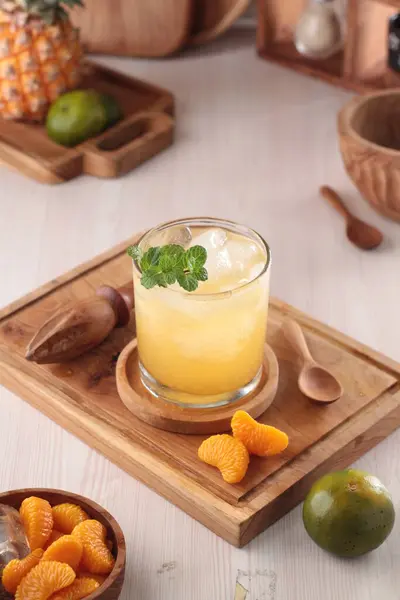 Glas Frischer Orangensaft Mit Eis Und Minzblättern Auf Holzgrund — Stockfoto