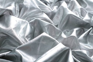 Parlak gümüş buruşuk folyo dokusu. soyut arkaplan, gümüş rengi.