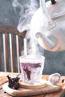 Bir fincan çay ve çaydanlık.