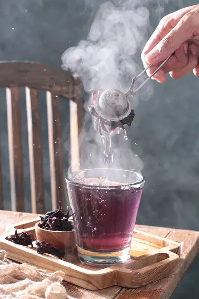 Наливая Горячий Чай Стакане Стол — стоковое фото