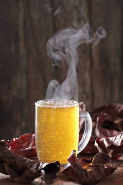 Masada sıcak çay var.